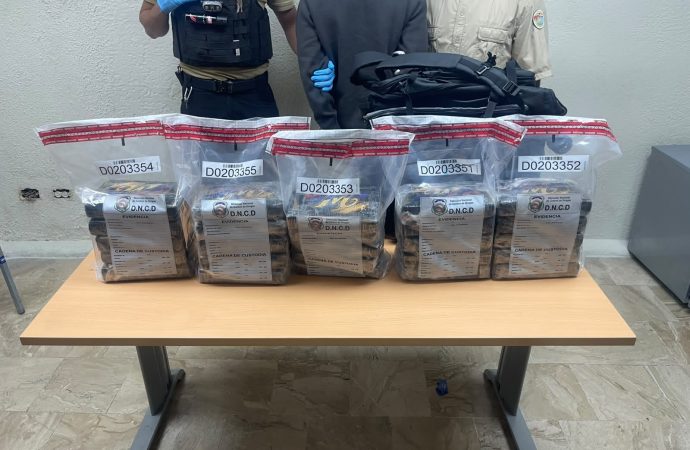 Decomisan 25 paquetes de cocaína en aeropuerto de Punta Cana