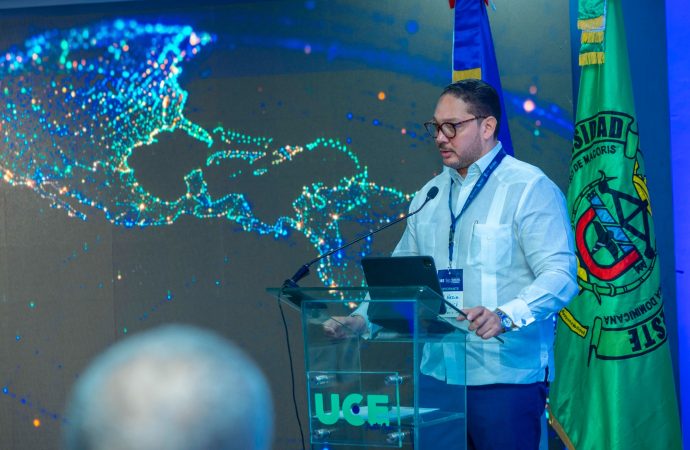Universidad UCE inaugura TUS 2026 con un diálogo sobre tecnología y transformación universitaria